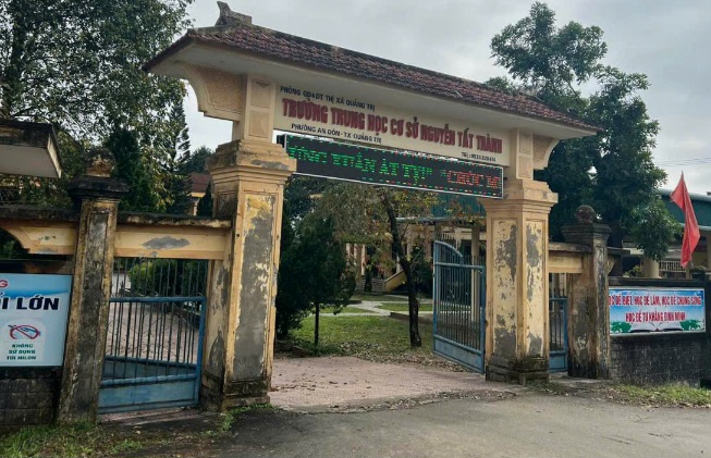 The school gate where a strange woman came to lure students. Photo: H.Nguyen