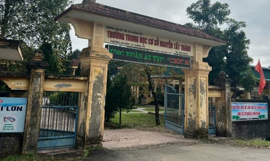 Cổng trường nơi người phụ nữ lạ mặt đến dụ dỗ đón học sinh. Ảnh: H.Nguyên