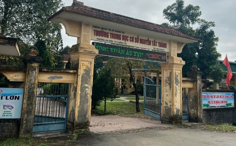 The school gate where a strange woman came to lure students. Photo: H.Nguyen