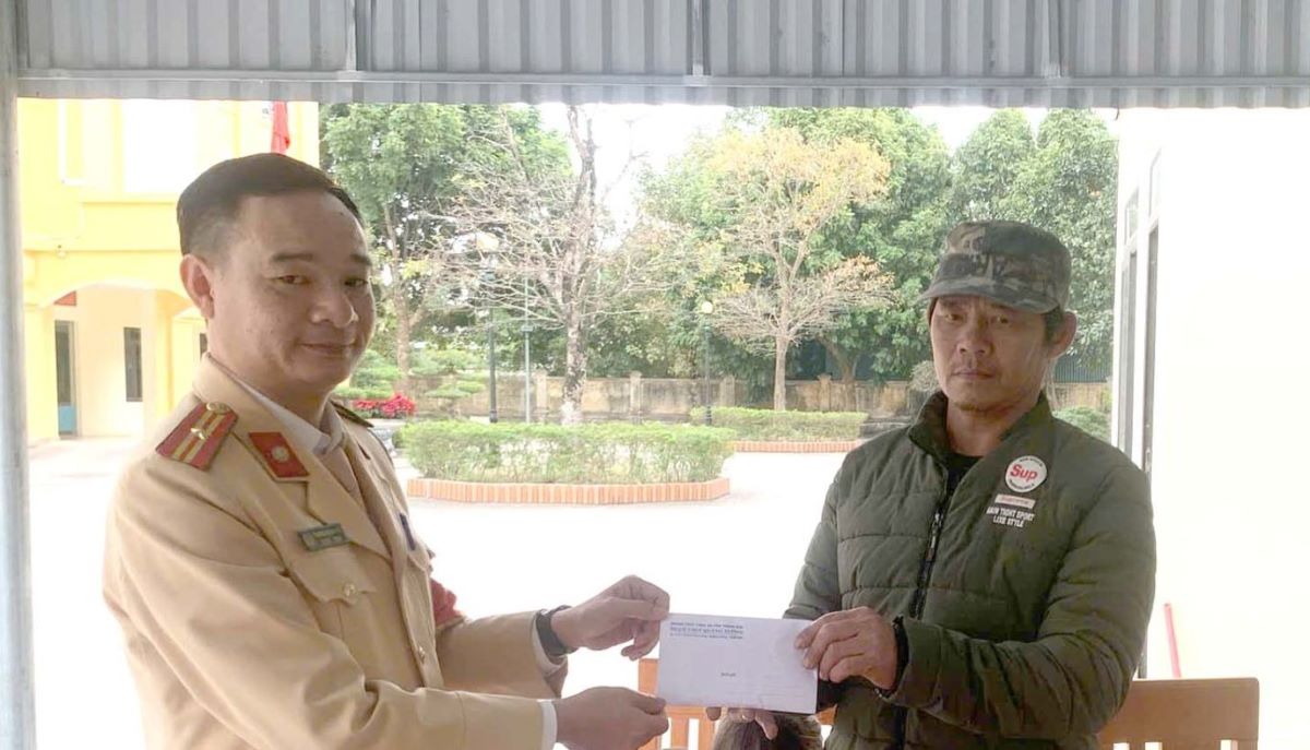 Quang Xuong district traffic police support Mr. Cuong's family. Photo: CATH