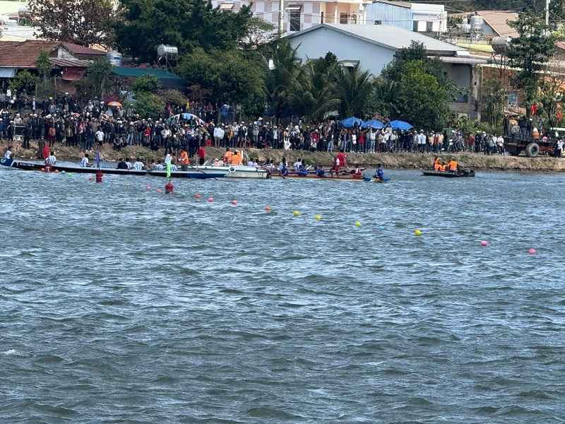 An unexpected incident occurred at the 2025 traditional men's boat race in Krong Ana district. Photo: Bao Trung