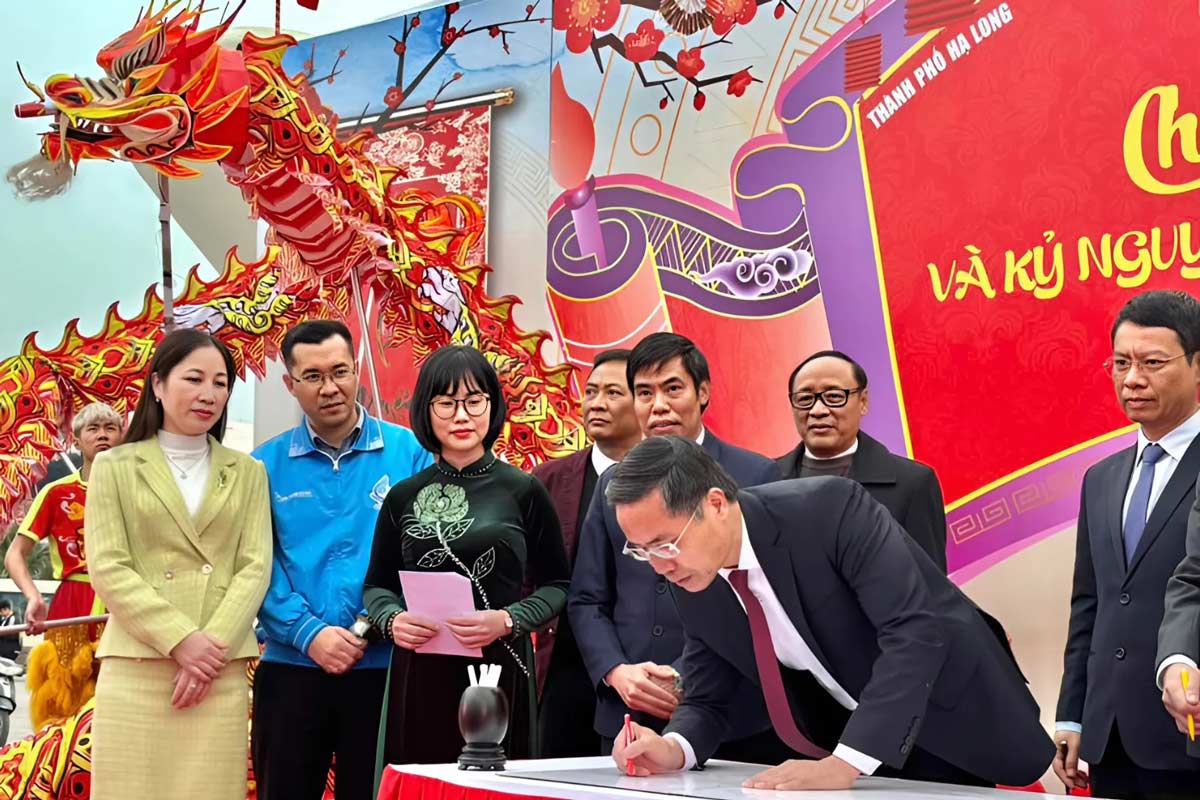 Ông Phạm Đức Ấn, Phó Bí thư Tỉnh ủy, Chủ tịch UBND tỉnh Quảng Ninh và các đại biểu thực hiện nghi thức khai bút. Ảnh: Hội VHNT Quảng Ninh