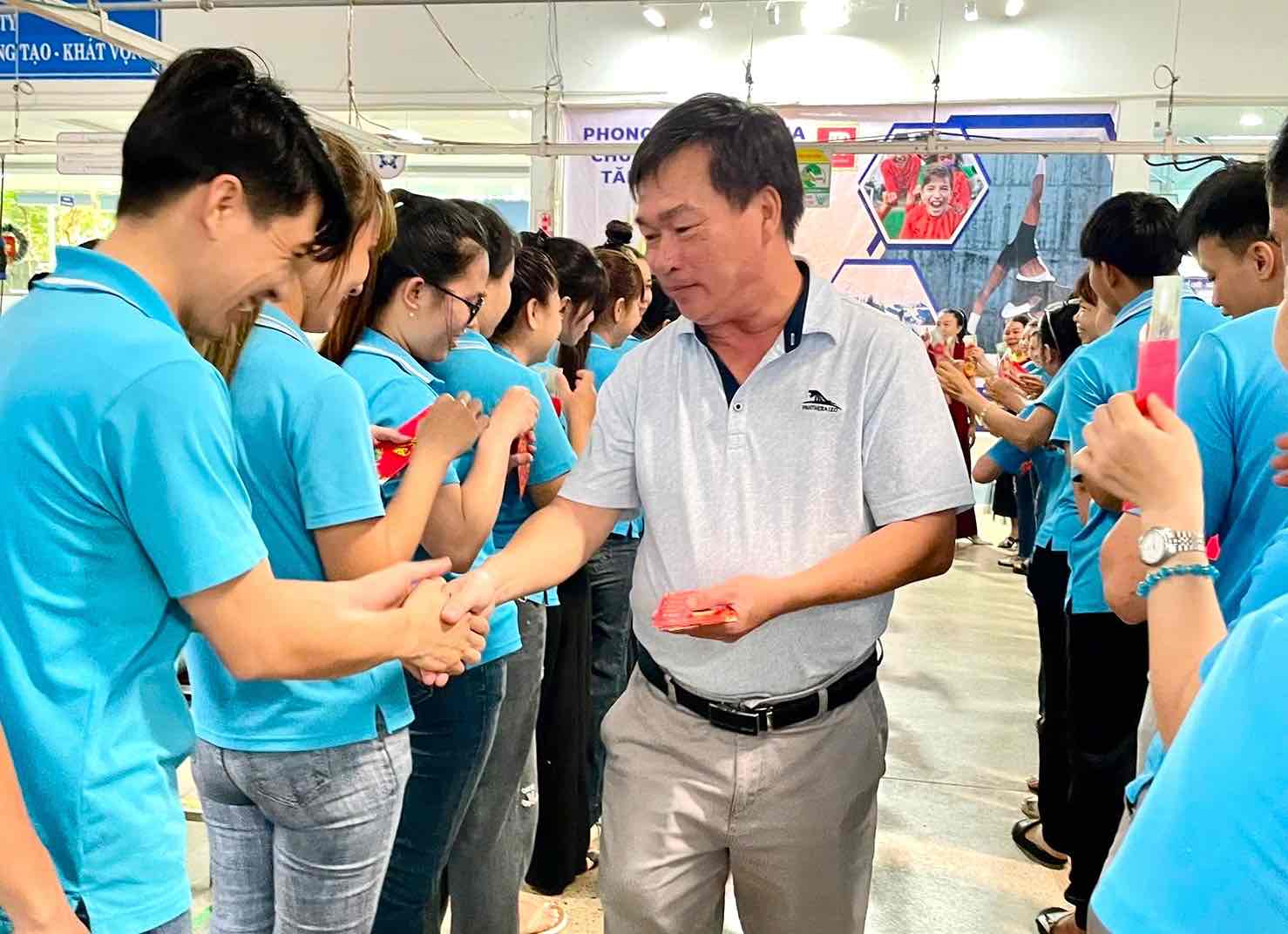 Mr. Ngo Ngoc Thuan - Deputy Director of Dong Phu Cuong Joint Stock Company gives lucky money to employees on the first working day after the Lunar New Year holiday in 2025. Photo: Provided by the company