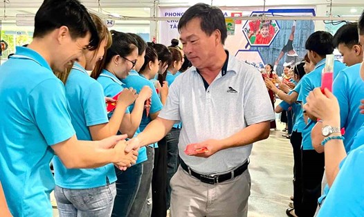 Ông Ngô Ngọc Thuận - Phó Giám đốc Công ty Cổ phần Đồng Phú Cường lì xì cho người lao động trong ngày làm việc đầu tiên sau kỳ nghỉ Tết Nguyên đán năm 2025. Ảnh: Công ty cung cấp