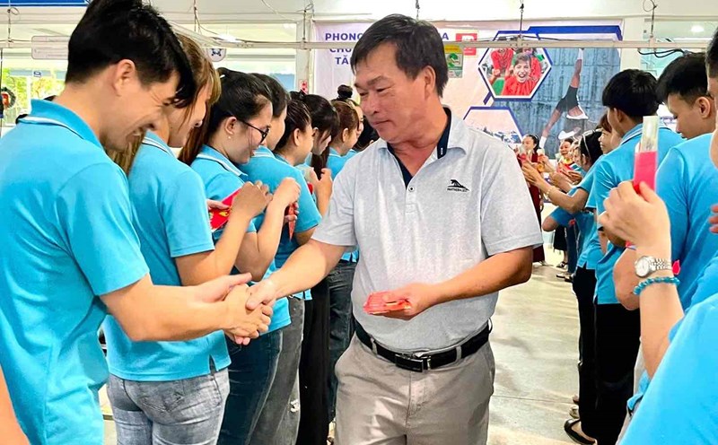 Mr. Ngo Ngoc Thuan - Deputy Director of Dong Phu Cuong Joint Stock Company gives lucky money to employees on the first working day after the Lunar New Year holiday in 2025. Photo: Provided by the company