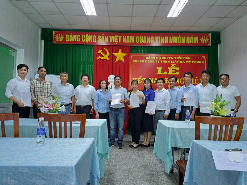 Mr. Le Chi Nho (5th from right) takes a souvenir photo with comrades who have just been awarded the decision to join the Party. Photo: Tra Vinh Labor Union