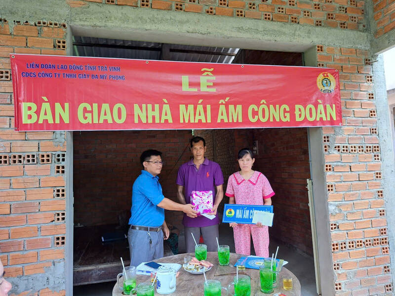 Ngoài công việc chuyên môn anh Lê Chí Nhớ còn quan tâm đến cuộc sống người lao động tại Công ty. Ảnh:  LĐLĐ Trà Vinh