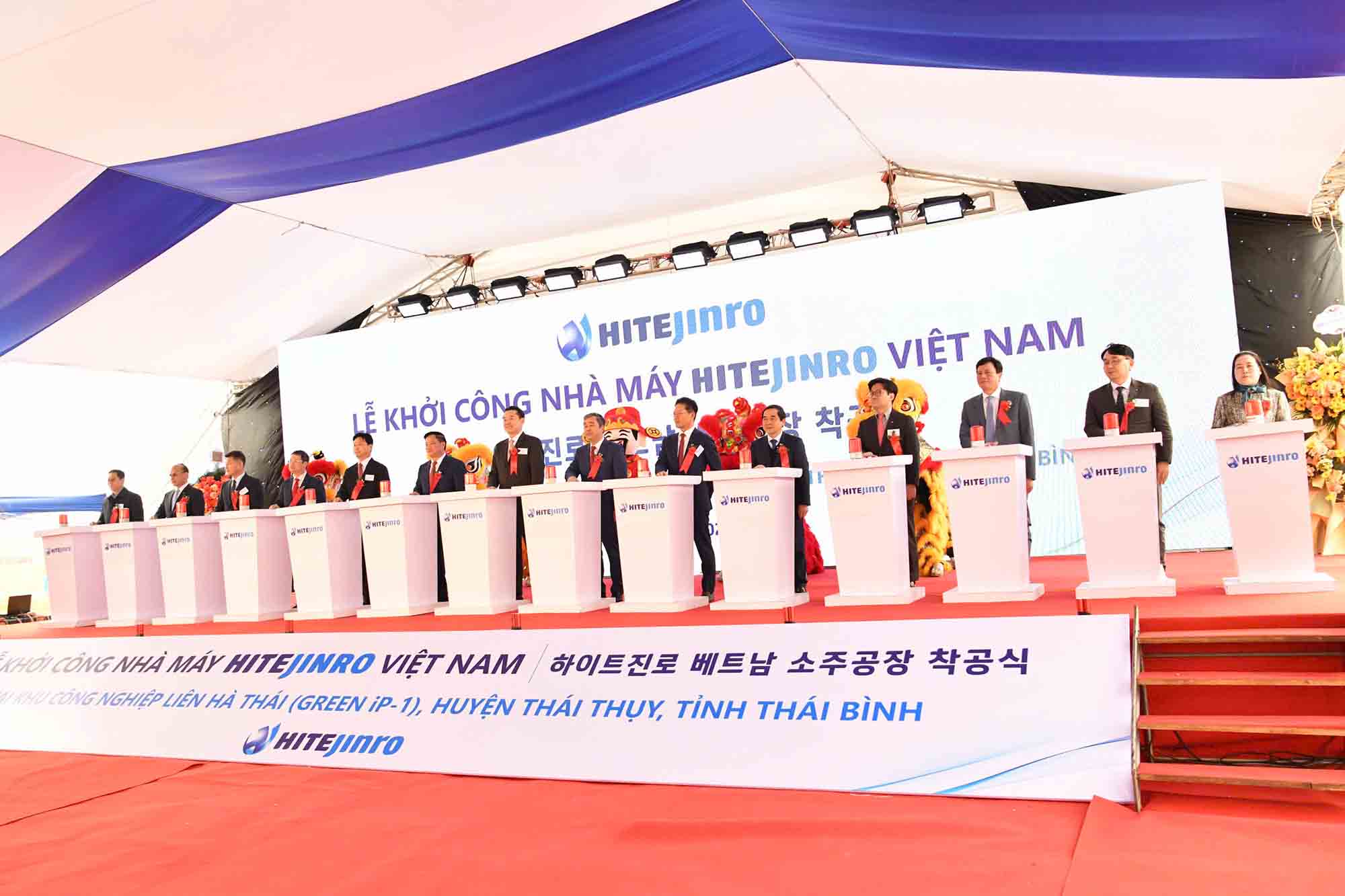 Delegates pressed the button to launch the groundbreaking ceremony to build the Soju Korean wine factory in Lien Ha Thai Industrial Park (Thai Thuy district, Thai Binh province). Photo: Nam Hong