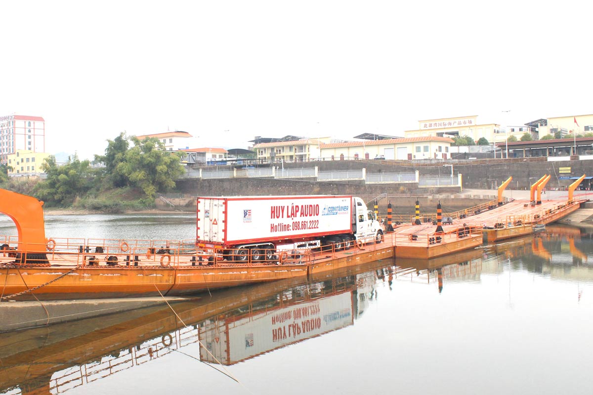 2,374 tons of fairy-trailers flock through the Km3+4 Hai Yen pontoon bridge opening after the Lunar New Year holiday of At Ty 2025. Photo: Mong Cai e-Portal