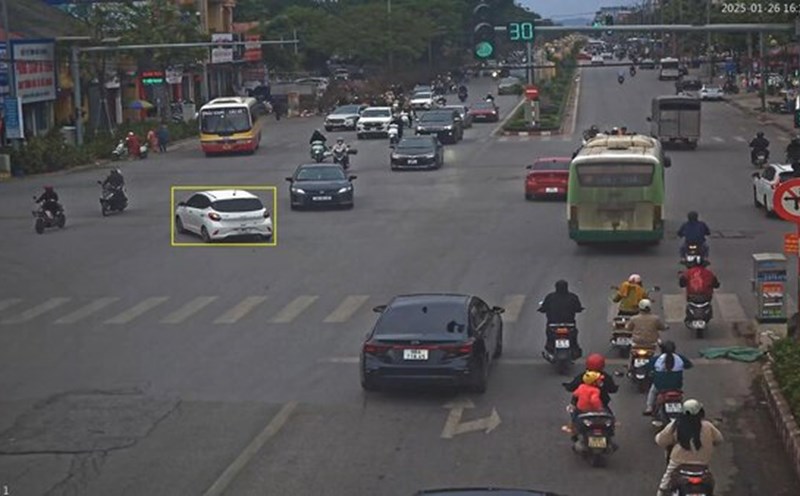 The car (yellow row) is one of the vehicles that has just been fined in Bac Giang. Photo: Bac Giang Police