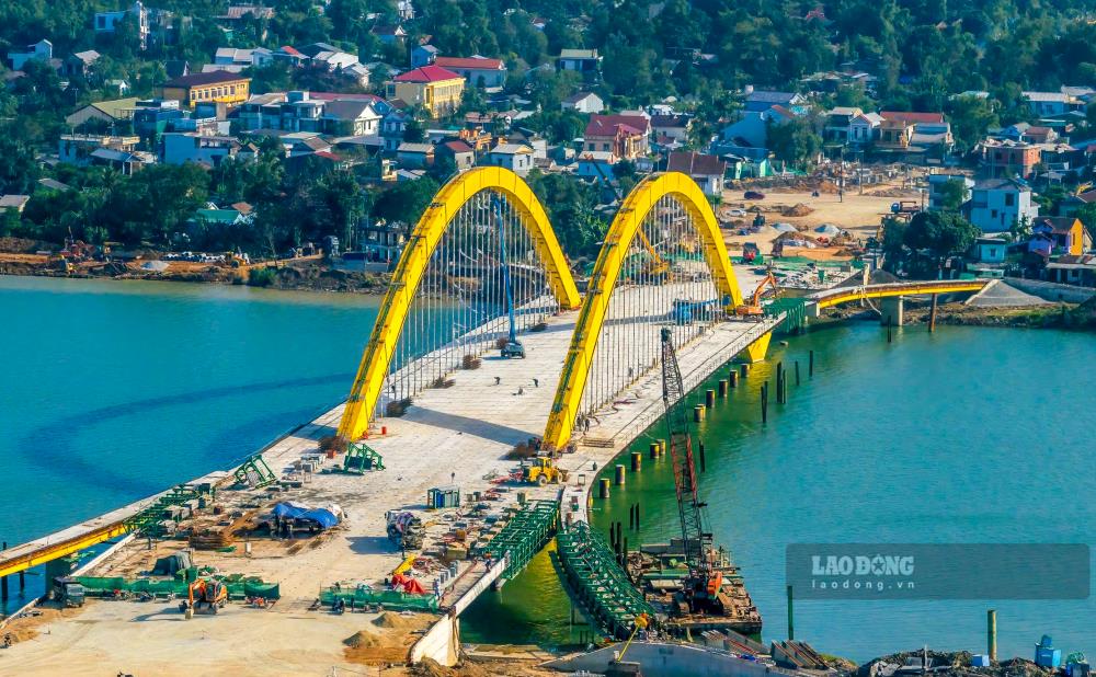 The Nguyen Hoang Street and Huong River Overpass project is expected to open on March 26, 2025. Photo: Nguyen Phong.
