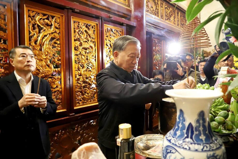 General Secretary To Lam offers incense to commemorate and pay tribute to the Hung Kings at the Hung Kings Temple historical relic site in Viet Tri city. Photo: Le Hoang.