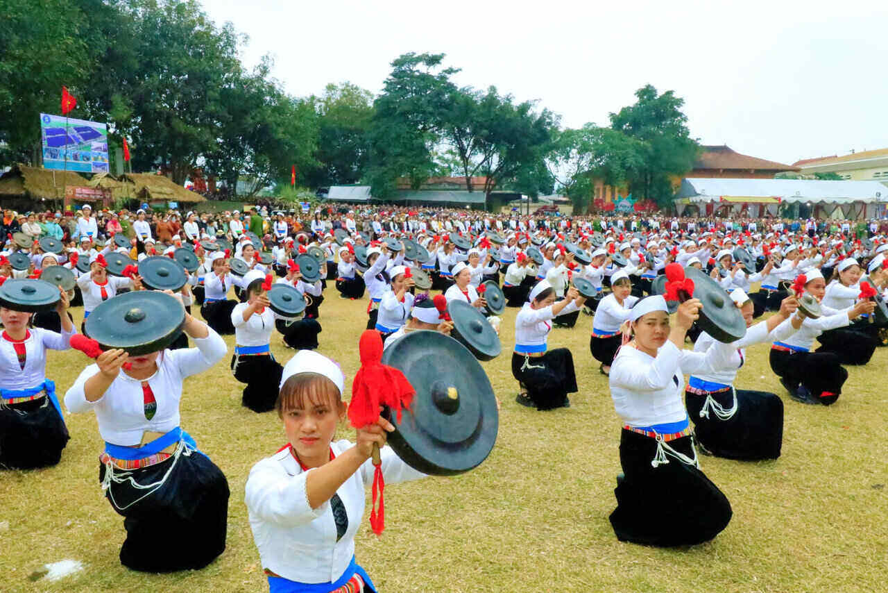 Gan 500 nghe nhan chieng trinh dien man hoa tau chieng Muong. Anh: Minh Nguyen