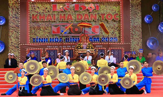 Ngày 5.2, (mùng 8 tháng Giêng) tại huyện Tân Lạc, Lễ hội Khai hạ dân tộc Mường năm 2025 chính thức khai mạc. Ảnh: Minh Nguyễn