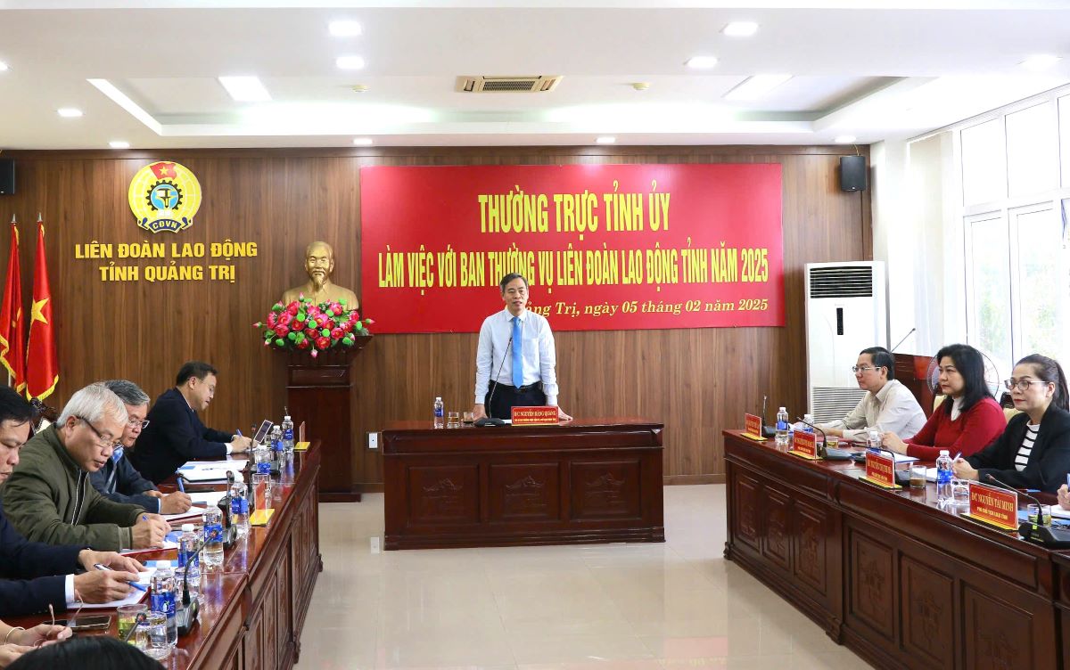 Mr. Nguyen Dang Quang - Standing Deputy Secretary of Quang Tri Provincial Party Committee chaired the meeting and basically agreed to the establishment of the Provincial Economic Zone Trade Union. Photo: Hung Tho