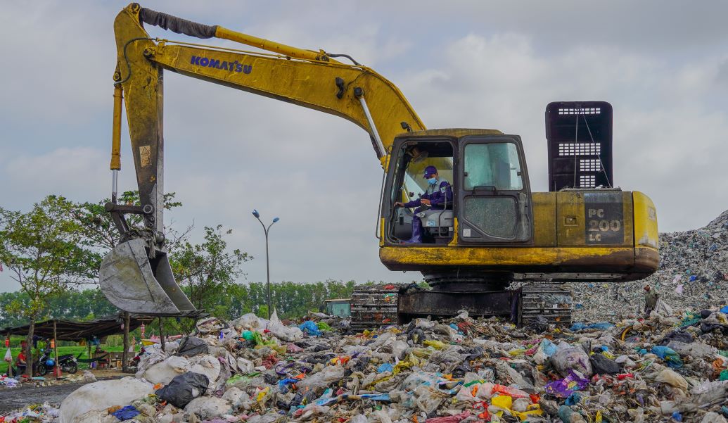 Anh Đặng Văn Nhã không chỉ hoàn thành xuất sắc nhiệm vụ mà còn là một “người thợ máy” không ngừng cải tiến các máy móc, thiết bị xử lý rác. Ảnh: Phương Anh