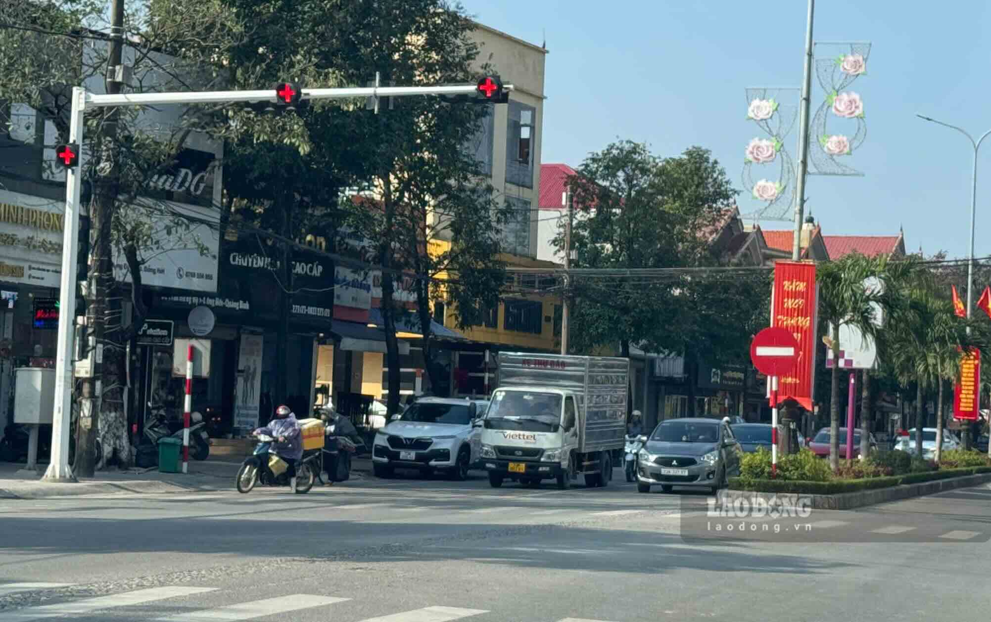 Quang Binh will increase the installation of cameras to control traffic, especially at traffic lights. Photo: Cong Sang