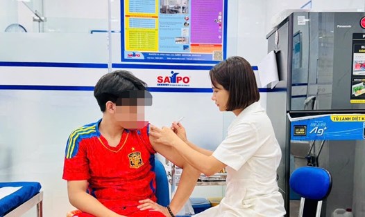 Người dân đi tiêm vaccine phòng cúm mùa. Ảnh: Thùy Linh