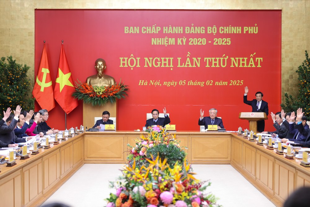 Politburo member, Prime Minister Pham Minh Chinh and delegates vote to approve the agenda of the first meeting of the Government Party Executive Committee for the 2020-2025 term. Photo: VGP/Nhat Bac