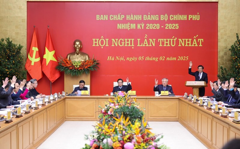 Politburo member, Prime Minister Pham Minh Chinh and delegates vote to approve the agenda of the first meeting of the Government Party Executive Committee for the 2020-2025 term. Photo: VGP/Nhat Bac