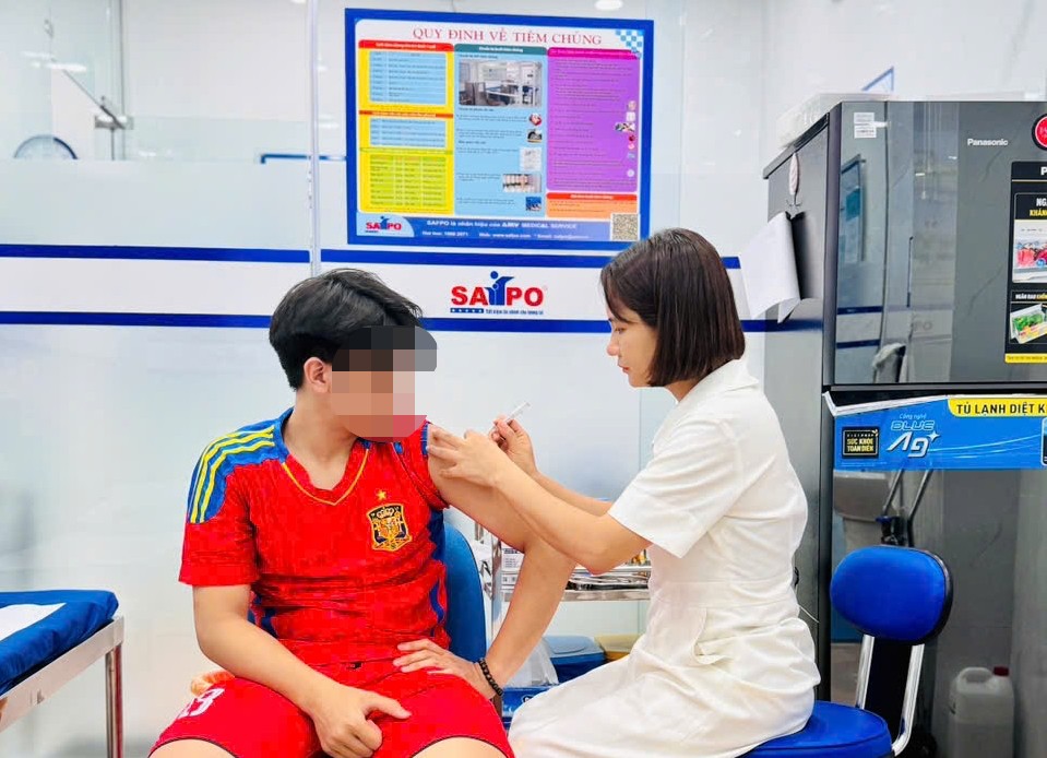 Nguoi dan tiem phong vaccine ngua cum. Anh: Huong Giang