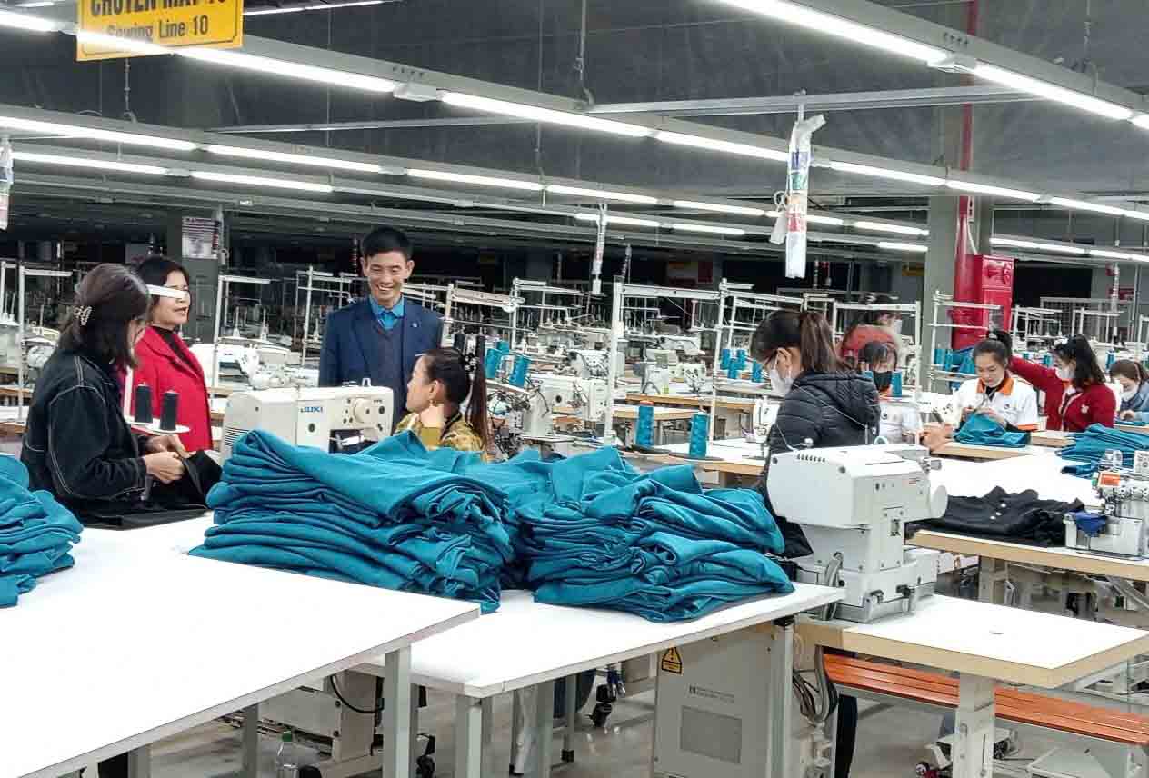 Workers at Five Star Garment Factory during working hours. Photo: Tran Tuan.