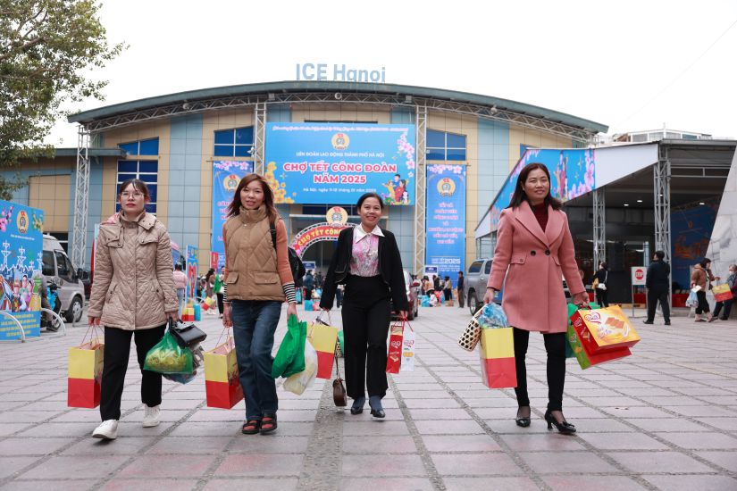 Workers in Hanoi excitedly shop at the 2025 Trade Union Tet Market. Photo: Hai Nguyen