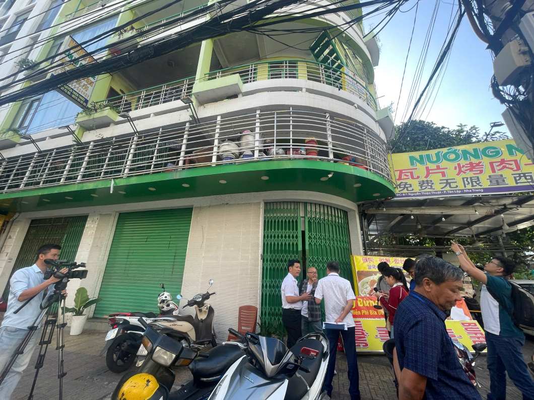 The restaurant in Nha Trang that was accused by foreign customers of charging high prices closed its doors at the time of the interdisciplinary inspection team of Nha Trang City arriving on the afternoon of February 5. Photo: Phuong Linh