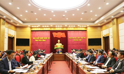 Hội nghị Ban Chấp hành Đảng bộ tỉnh Hòa Bình lần thứ 19, khóa XVII, nhiệm kỳ 2020 - 2025. Ảnh: Lê Huệ