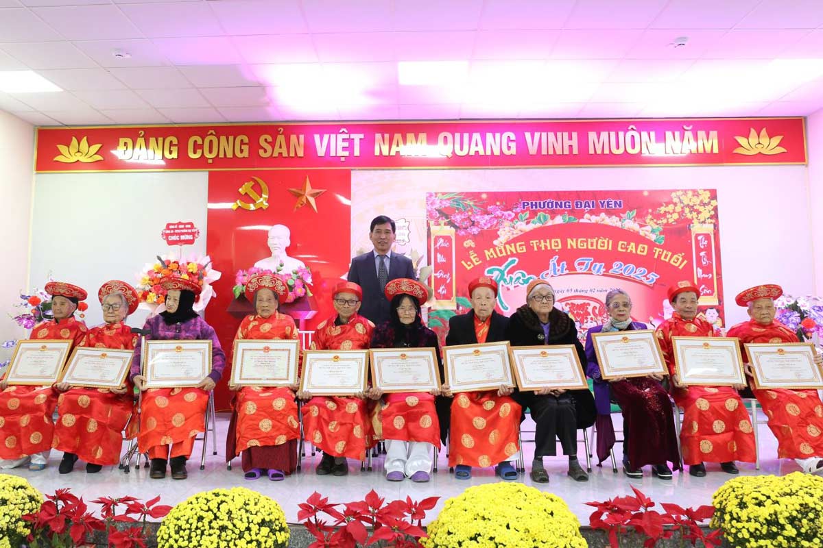 Ong Nguyen Tien Dung, Chu tich UBND thanh pho Ha Long chuc tho, mung tho cho 201 cu trong do tuoi 70, 75, 80, 85, 90, 95, 100 va 101 tuoi. Anh: Cong TTDT Ha Long