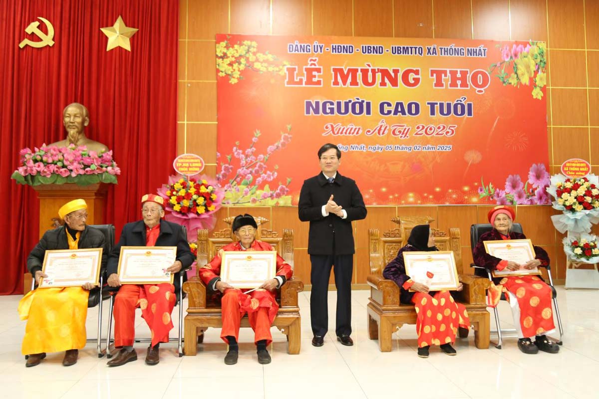 Mr. Vu Quyet Tien, Secretary of Ha Long City Party Committee, congratulated 195 elderly people in Thong Nhat commune, including 2 104-year-olds. Photo: Ha Long Portal