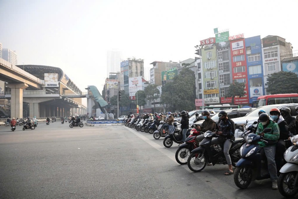 People stop at red lights and obey traffic regulations after fines were raised. Photo: Pham Dong
