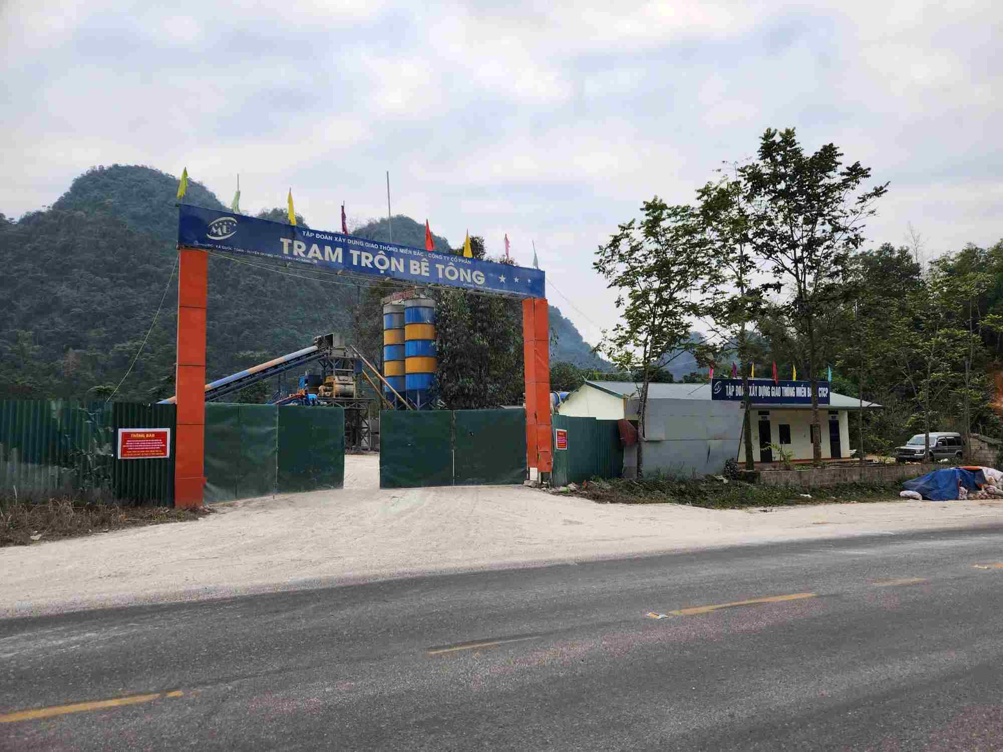 The ready-mix concrete station is half-closed for internal operations of the Northern Transport Construction Corporation. Photo: Tan Van
