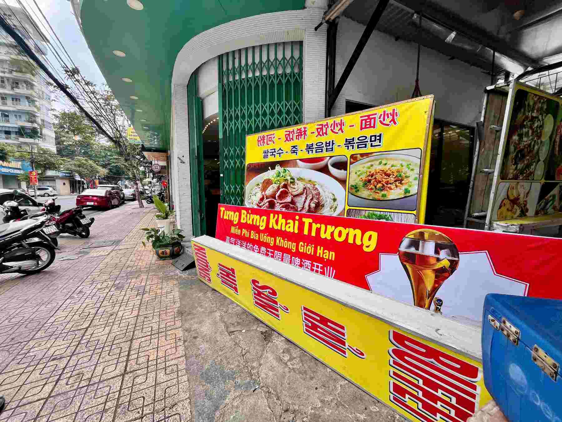 Nha Trang city authorities inspected a restaurant with a bill that caused public outrage. Photo: Phuong Linh