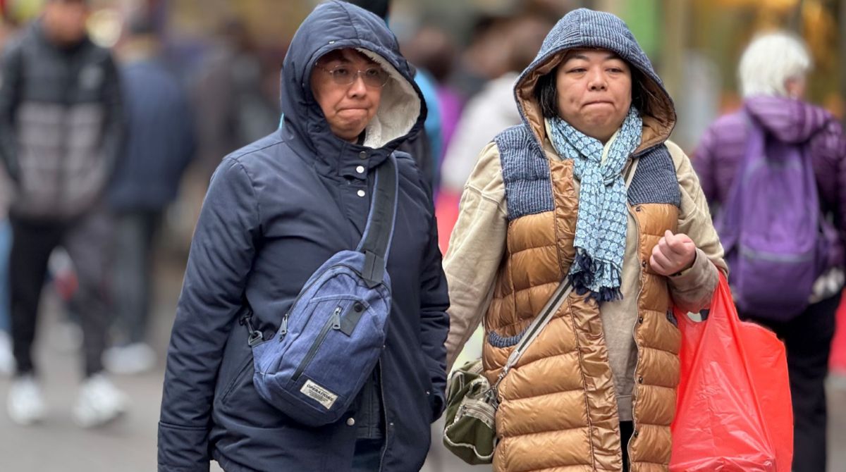Hong Kong residents are expected to experience a strong cold snap this weekend. Photo: China Daily