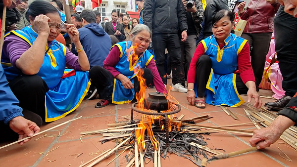Visit Thi Cam village to see traditional fire making and rice cooking