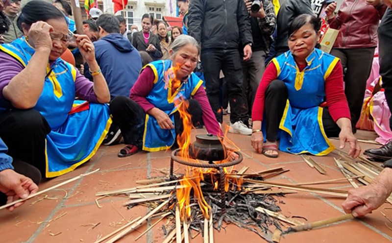 Visit Thi Cam village to see traditional fire making and rice cooking