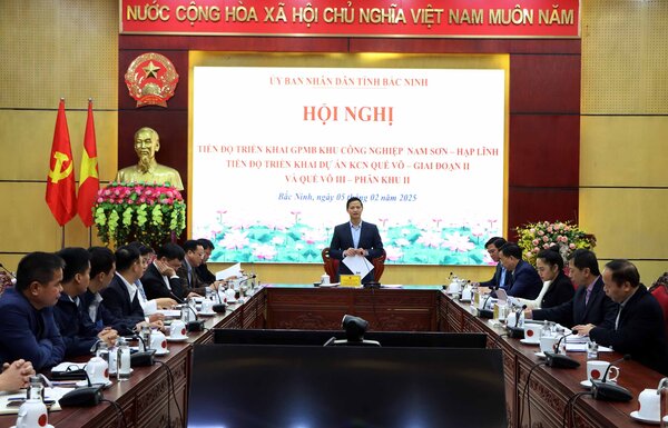 Chairman of Bac Ninh Provincial People's Committee Vuong Quoc Tuan at the conference on the progress of implementing 3 industrial park projects, February 5. Photo: Dang Hoa