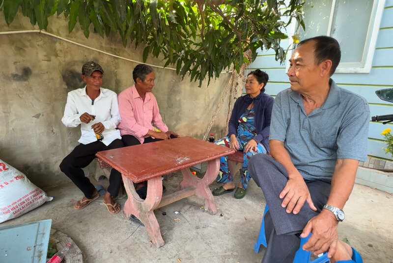 Nguoi than den an ui, dong vien anh Thach Kha Mao vuot qua noi buon vi 2 to ve so bi rach khong duoc lanh thuong. 