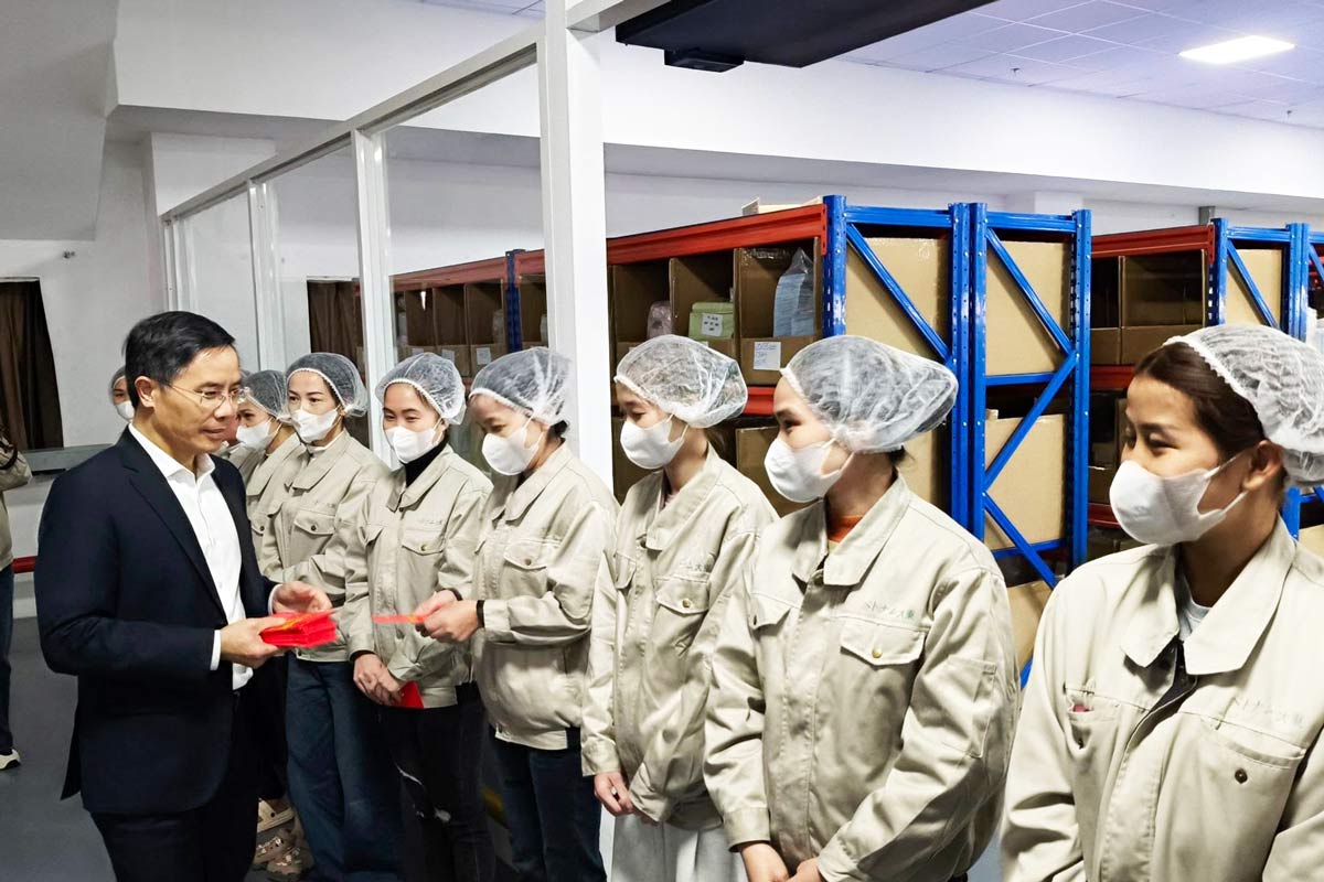 Mr. Pham Duc An, Chairman of Quang Ninh Provincial People's Committee, gives lucky money to workers of Texhong Hai Ha Industrial Park. Photo: Hai Ha Labor Union