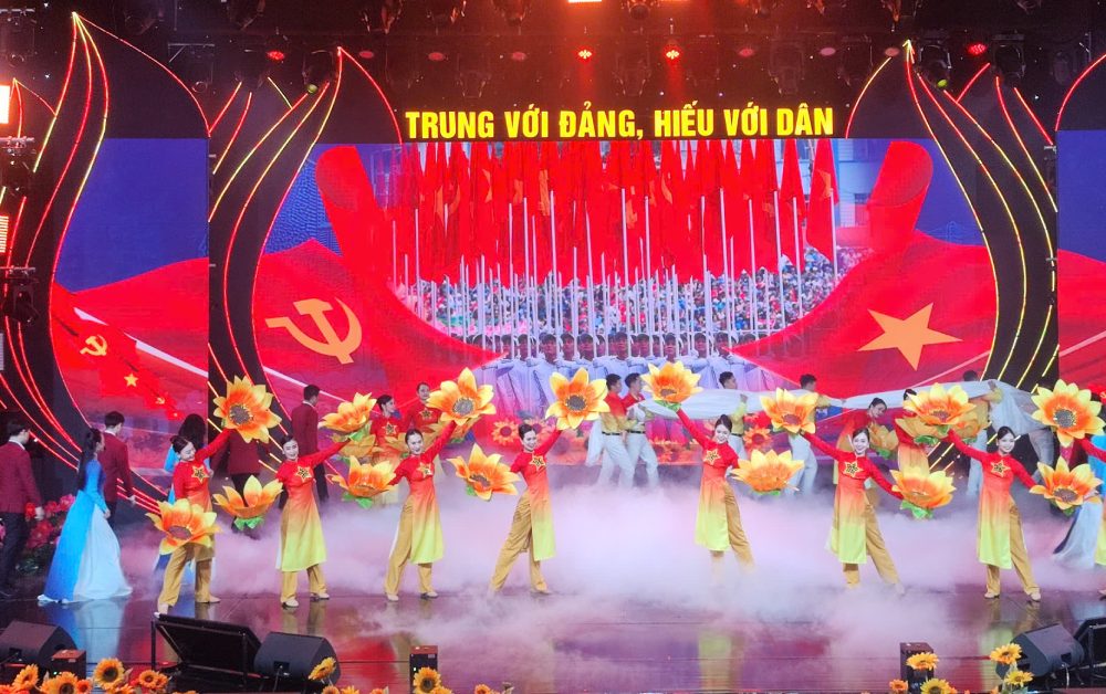 Political art program with the theme "Loyalty to the Party, filial piety to the people". Photo: Ai Van