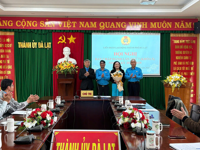 Ms. Dinh Thi Thuy Duong was elected as President of the Da Lat City Labor Federation for the 2023-2025 term. Photo: N.Kim