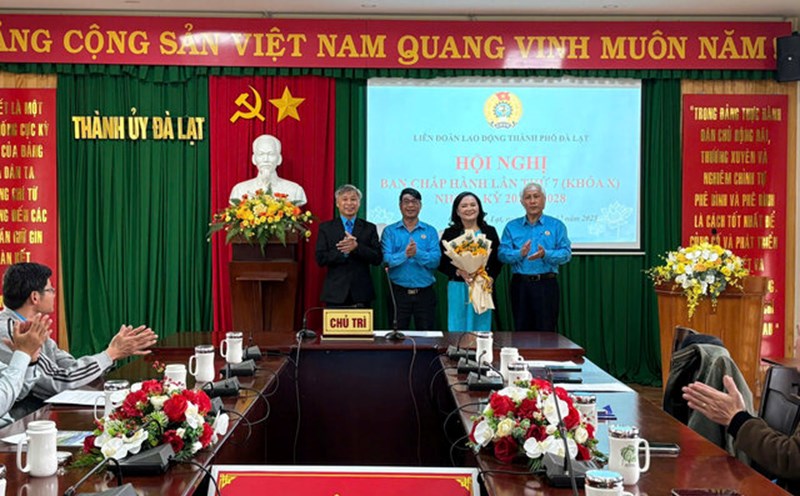Ms. Dinh Thi Thuy Duong was elected as President of the Da Lat City Labor Federation for the 2023-2025 term. Photo: N.Kim