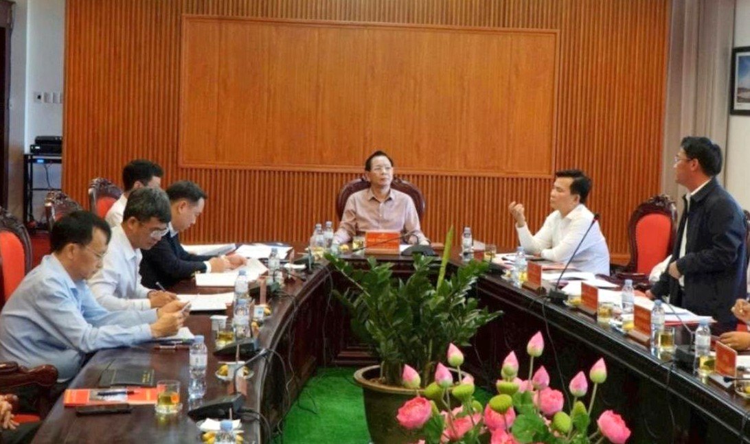 The Standing Committee of Dak Nong Provincial Party Committee held a meeting to listen to the Party Committee of the Provincial People's Committee report on the situation of research, survey and investment in bauxite mining projects. Photo: Duc Hung