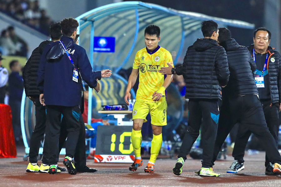 Striker Tuan Hai received a red card in the match between Hanoi FC and Nam Dinh on the evening of February 5. Photo: Minh Dan