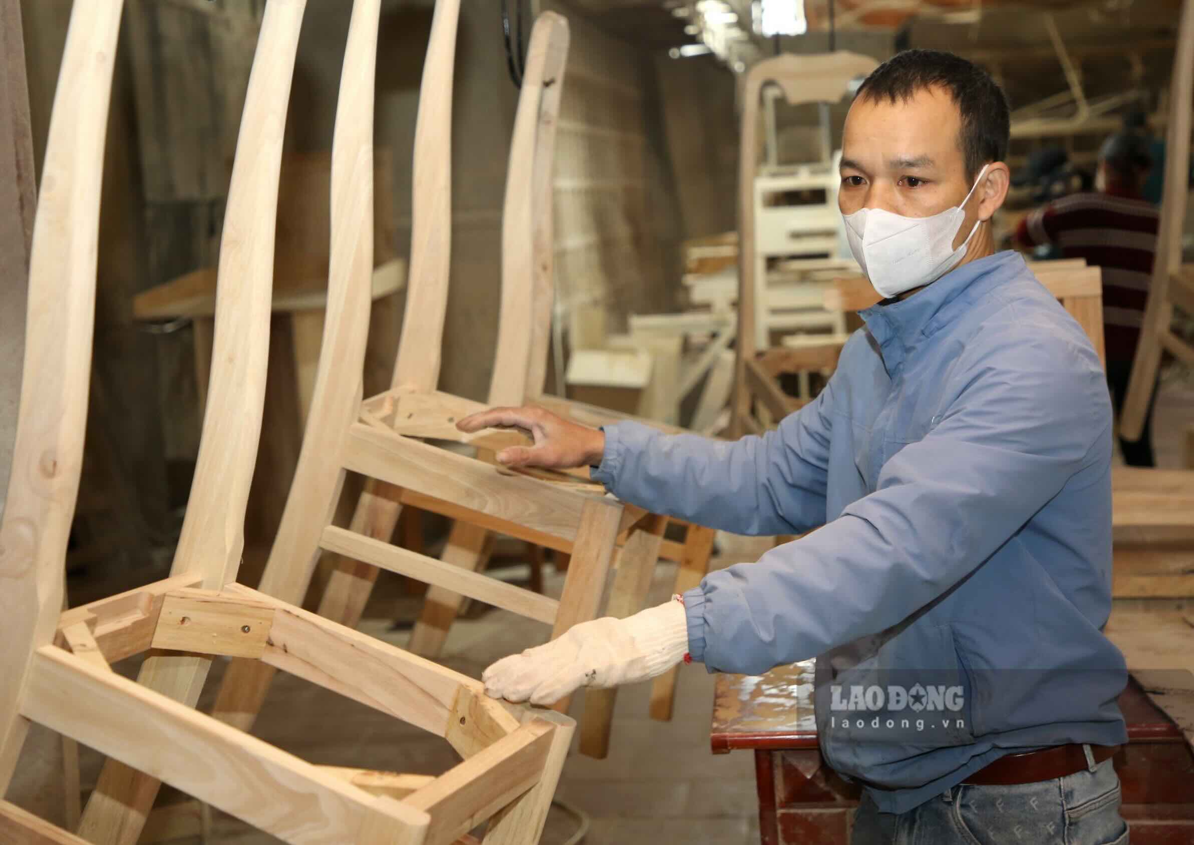 Worker Le Van Binh with new initiatives. Photo: Cong Sang