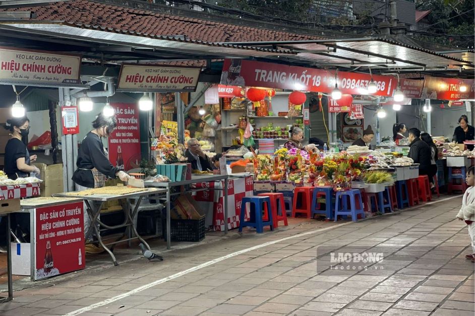 Cac gian hang ban do le soi dong hon ngay thuong. Anh: Nguyen Dat