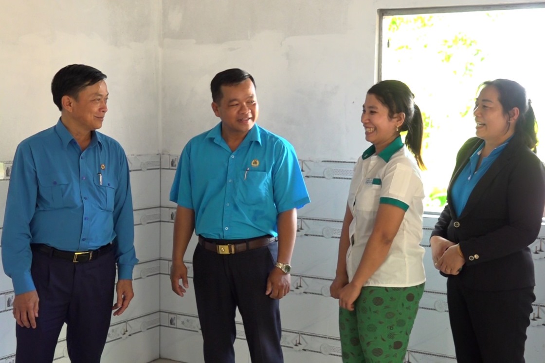 Female workers receive Union Shelter