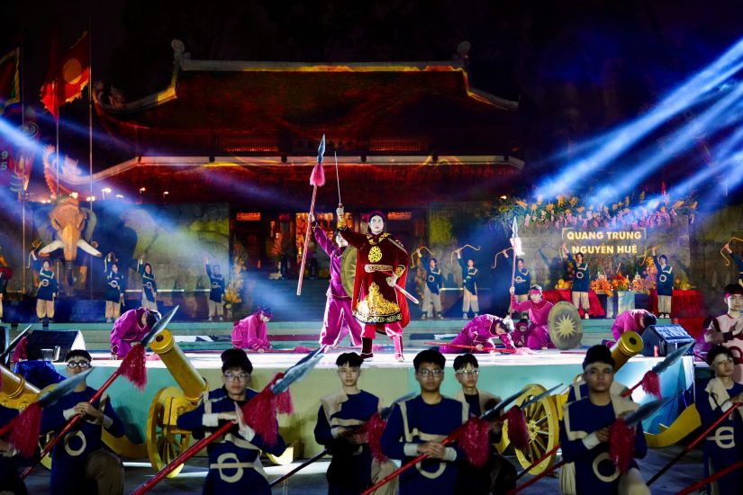 The first year of the Festival celebrating the 236th anniversary of the Ngoc Hoi - Dong Da Victory (1789-2025, also known as the Dong Da Mound Festival) applied 3D mapping and semi-realistic technology in performing arts. Photo: Hai Nguyen