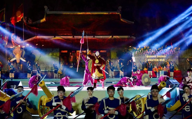 The first year of the Festival celebrating the 236th anniversary of the Ngoc Hoi - Dong Da Victory (1789-2025, also known as the Dong Da Mound Festival) applied 3D mapping and semi-realistic technology in performing arts. Photo: Hai Nguyen